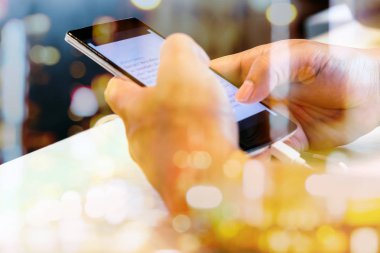 Genç kız telefonuna mesaj atıyor.