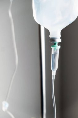 Hastanedeki hastaya serum fizyolojik solüsyonu verin. 