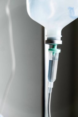 Hastanedeki hastaya serum fizyolojik solüsyonu verin. 