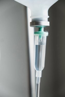 Hastanedeki hastaya serum fizyolojik solüsyonu verin. 