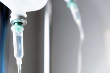 Hastanedeki hastaya serum fizyolojik solüsyonu verin. 