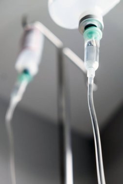 Hastanedeki hastaya serum fizyolojik solüsyonu verin. 
