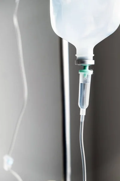 Close Soro Fisiológico Intravenoso Gotejamento Para Paciente Hospital — Fotografia de Stock