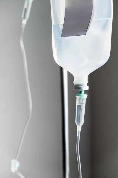 Close Soro Fisiológico Intravenoso Gotejamento Para Paciente Hospital — Fotografia de Stock