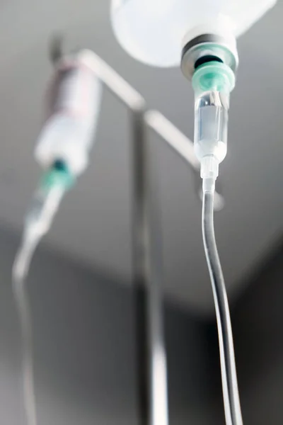 Primer Plano Del Goteo Solución Salina Intravenosa Para Paciente Hospital — Foto de Stock