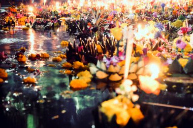 Loi Krathong festivali, Loy Krathong Günü Tayland 'ın en popüler festivallerinden biridir. Her yıl 12. Ay Dolunayı Günü kutlanır..