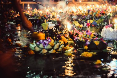 Loi Krathong festivali, Loy Krathong Günü Tayland 'ın en popüler festivallerinden biridir. Her yıl 12. Ay Dolunayı Günü kutlanır..