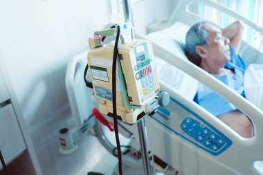 hastane yatağında, Medical Care yaşlı hastalarda infüzyon pompasıyla görüntüsünü