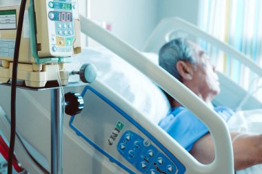 hastane yatağında, Medical Care yaşlı hastalarda infüzyon pompasıyla görüntüsünü
