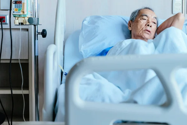 Idős Betegek Kórházi Ágyban — Stock Fotó