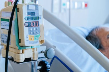 hastane yatağında, Medical Care yaşlı hastalarda infüzyon pompasıyla görüntüsünü