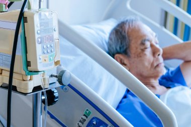 hastane yatağında, Medical Care yaşlı hastalarda infüzyon pompasıyla görüntüsünü