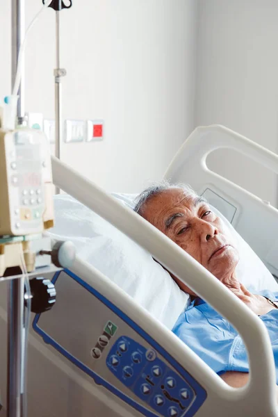 Äldre Patienter Sjukhussäng — Stockfoto