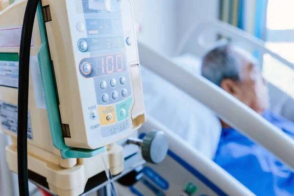 病院のベッドで高齢患者の輸液ポンプのイメージ — ストック写真