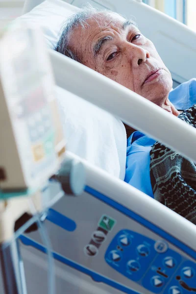 Äldre Patienter Sjukhussäng — Stockfoto