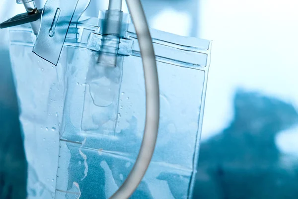 İdrar torbası hastanın yatağın yanında asılı ayrıntılı görüntü.