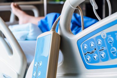 Ayarlanabilir hastane yatağında. Elektrikli hasta yatak hastane odasında detay.