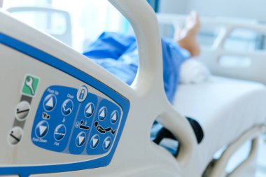 Ayarlanabilir hastane yatağında. Elektrikli hasta yatak hastane odasında detay.