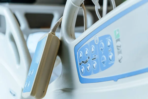 調整可能な病院用ベッド 病室での電気患者ベッドの詳細 — ストック写真