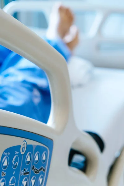 Регулируемая Больничная Кровать Электрическая Кровать Больничной Палате — стоковое фото