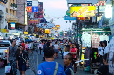 Bangkok, Tayland - 06 Aralık 2018: Turistler ve yerliler için Khao San Road Bangkok meşgul sokaklarında boyunca yürüyüş. Khao San Road bir dünya ünlü backpacker sokak olduğunu.
