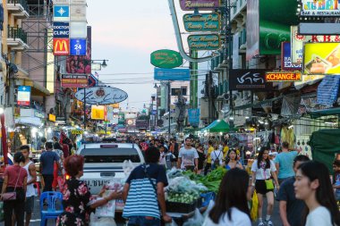 Bangkok, Tayland - 06 Aralık 2018: Turistler ve yerliler için Khao San Road Bangkok meşgul sokaklarında boyunca yürüyüş. Khao San Road bir dünya ünlü backpacker sokak olduğunu.