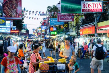 Bangkok, Tayland - 06 Aralık 2018: Turistler ve yerliler için Khao San Road Bangkok meşgul sokaklarında boyunca yürüyüş. Khao San Road bir dünya ünlü backpacker sokak olduğunu.