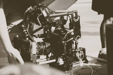 Film yapım ekibi, arka planda.