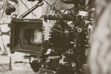 Film yapım ekibi, arka planda.
