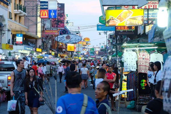 泰国曼谷 2018年12月6日 游客和当地人走在曼谷考山路繁忙的街道上 考山路是世界著名的背包客街 — 图库照片