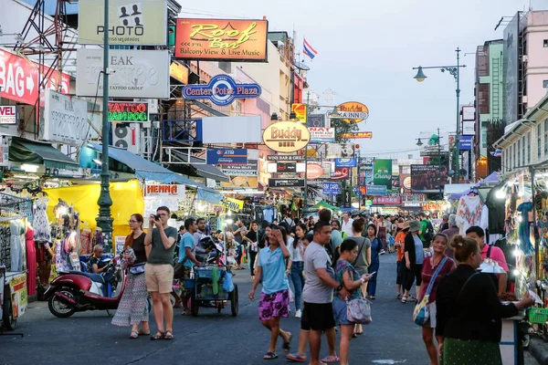 泰国曼谷 2018年12月6日 游客和当地人走在曼谷考山路繁忙的街道上 考山路是世界著名的背包客街 — 图库照片