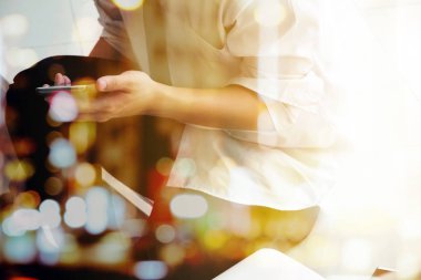 Ellerinde iki kat telefon görüntüsü.