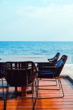 Deniz manzaralı yemek masası