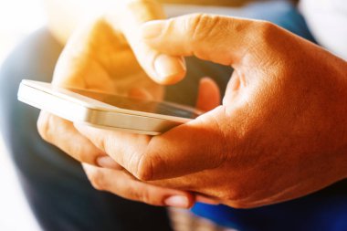 Eldeki telefonun görüntüsünü kapat.