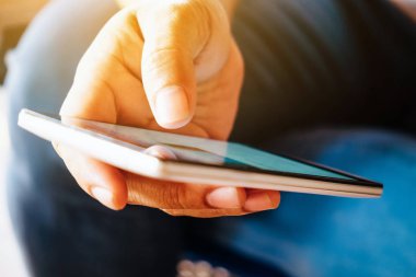 Eldeki telefonun görüntüsünü kapat.