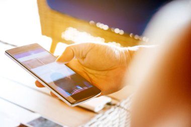 Eldeki telefonun görüntüsünü kapat.