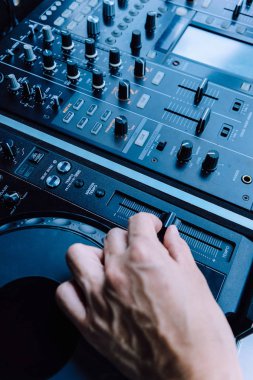 Dj mikserde müzik çalıyor