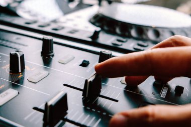 Dj mikserde müzik çalıyor