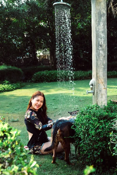 Asiatisk Kvinna Tvättar Sin Hund — Stockfoto