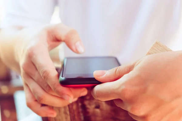 Beeld Van Hand Van Mens Vasthouden Aanraken Van Een Smartphone — Stockfoto