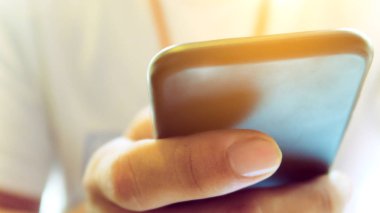 Yakından bir adamın elinde akıllı telefon tutarken görüntüsü