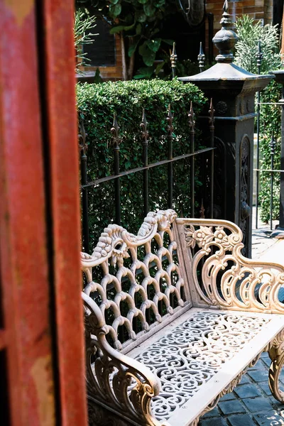 庭の古いヴィンテージ家具 — ストック写真