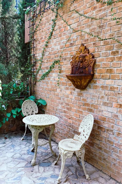 庭の古いヴィンテージ家具 — ストック写真