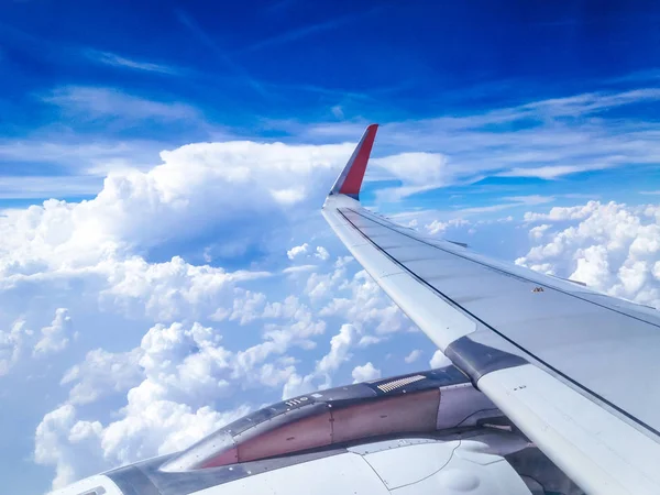 Bir uçak arkaplanından görüntüle