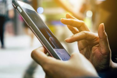 Akıllı telefona dokunan ve tutan kadının yakından görüntü