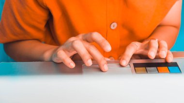 Labaratuar bilgisayarı kullanan bir kadın