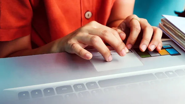 Donna Che Utilizza Uno Sfondo Del Computer Labtop — Foto Stock