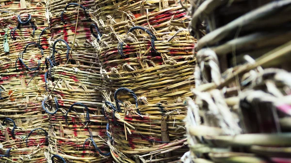 Stapel Großer Weidenkörbe Auf Dem Markt — Stockfoto