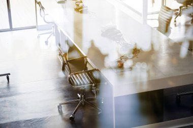 Ofis masası bilgisayar ve sarf malzemeleri ile görünümünü