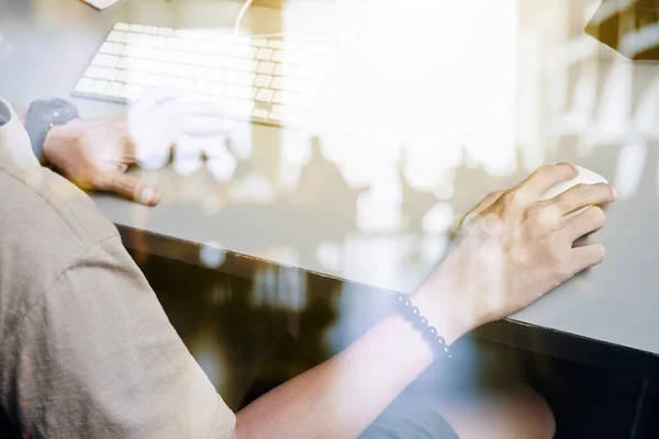 Visa Office Skrivbord Med Dator Och Förnödenheter — Stockfoto